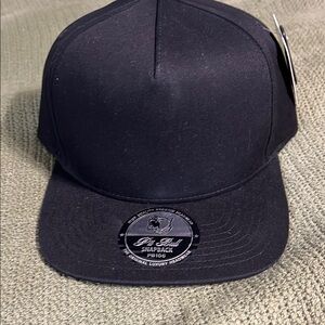 Black Minimalist Snapback Hat with Structured Crown